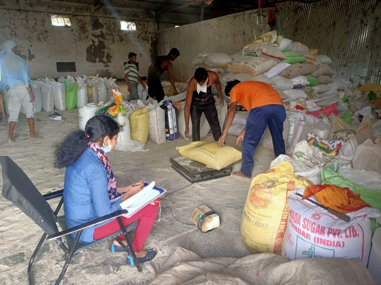 खाद्य विभाग ने 250 से अधिक चावल की बोरियां जब्त की,गोडाउन सील