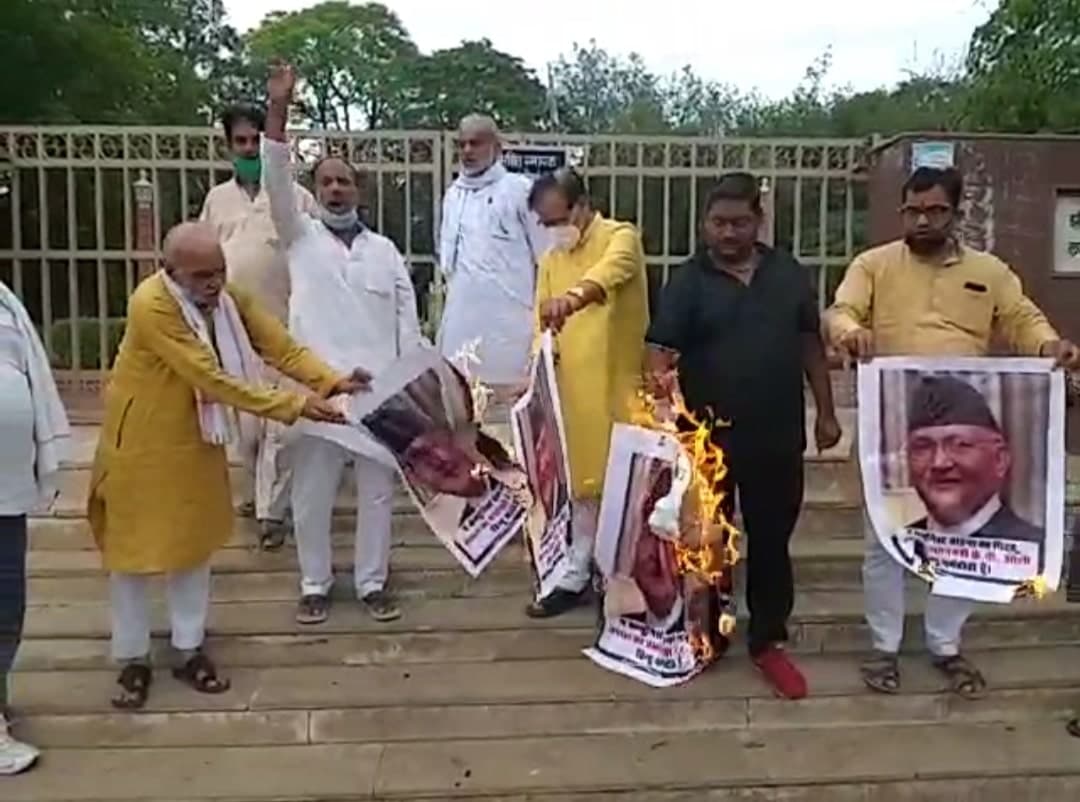 भगवान राम पर विवादित बयान देने वाले नेपाली पीएम के खिलाफ आक्रोश,तस्वीर जलाई