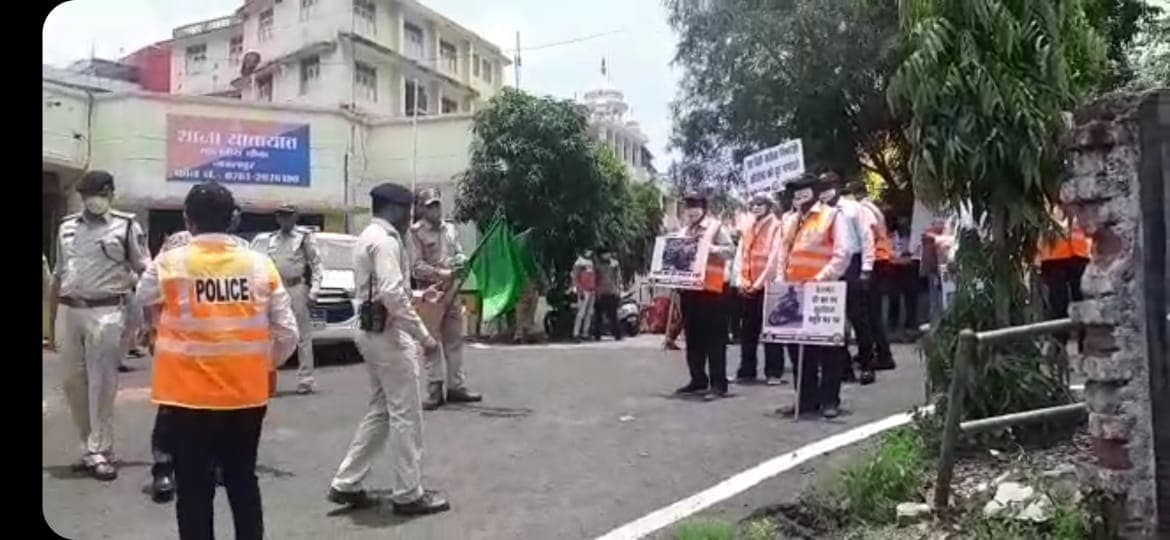 कोरोना को लेकर जागरूक करने पुलिस उतरी सड़कों पर,अब पुलिसकर्मी करेंगे योगा