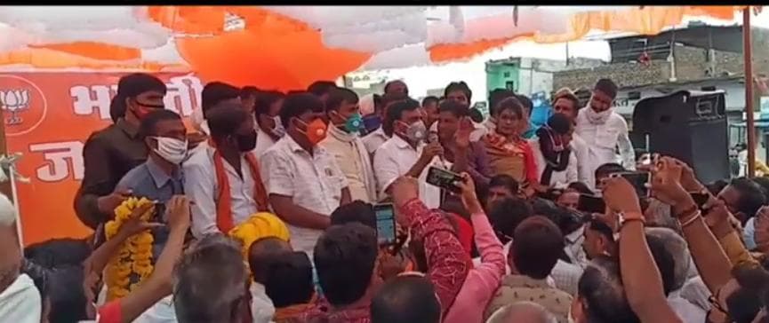 मंत्री जी के स्वागत में कार्यकर्ता भूले सोशल डिस्टेंसिंग,जमकर जुटी भीड़
