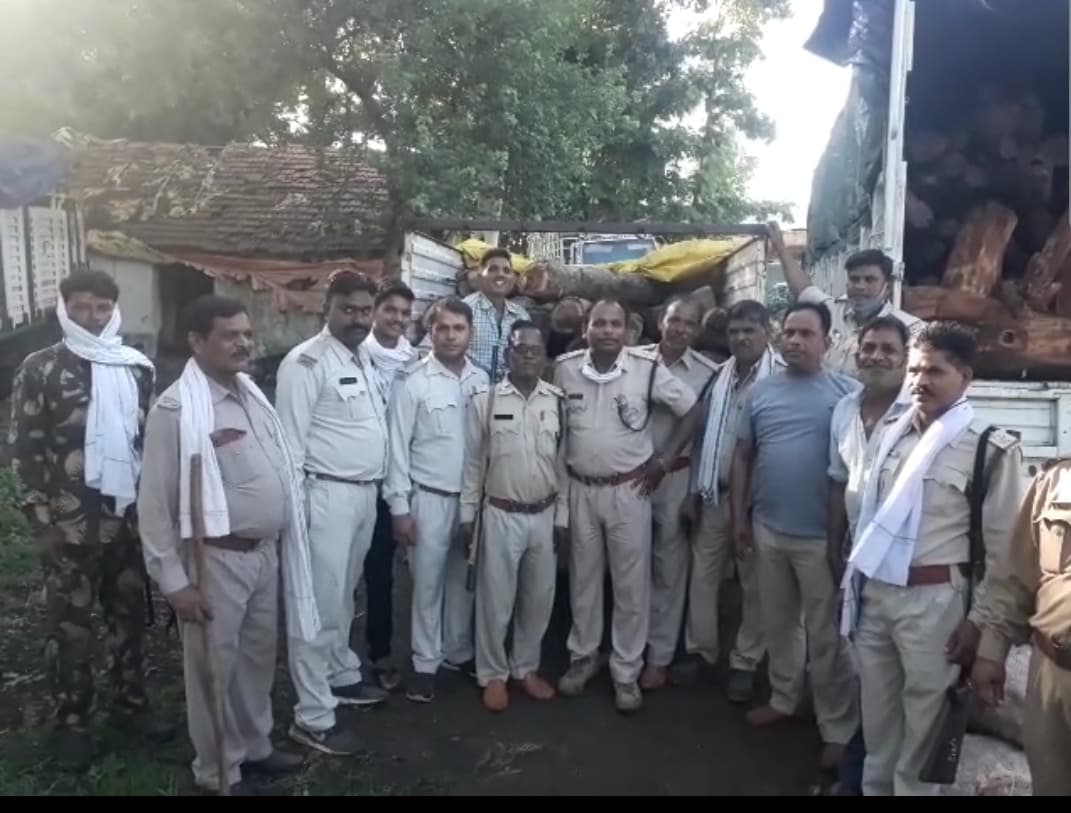वन विभाग की लकड़ी तस्करों के खिलाफ कार्रवाई,2 लाख की लकड़ी जब्त,2 गिरफ्तार