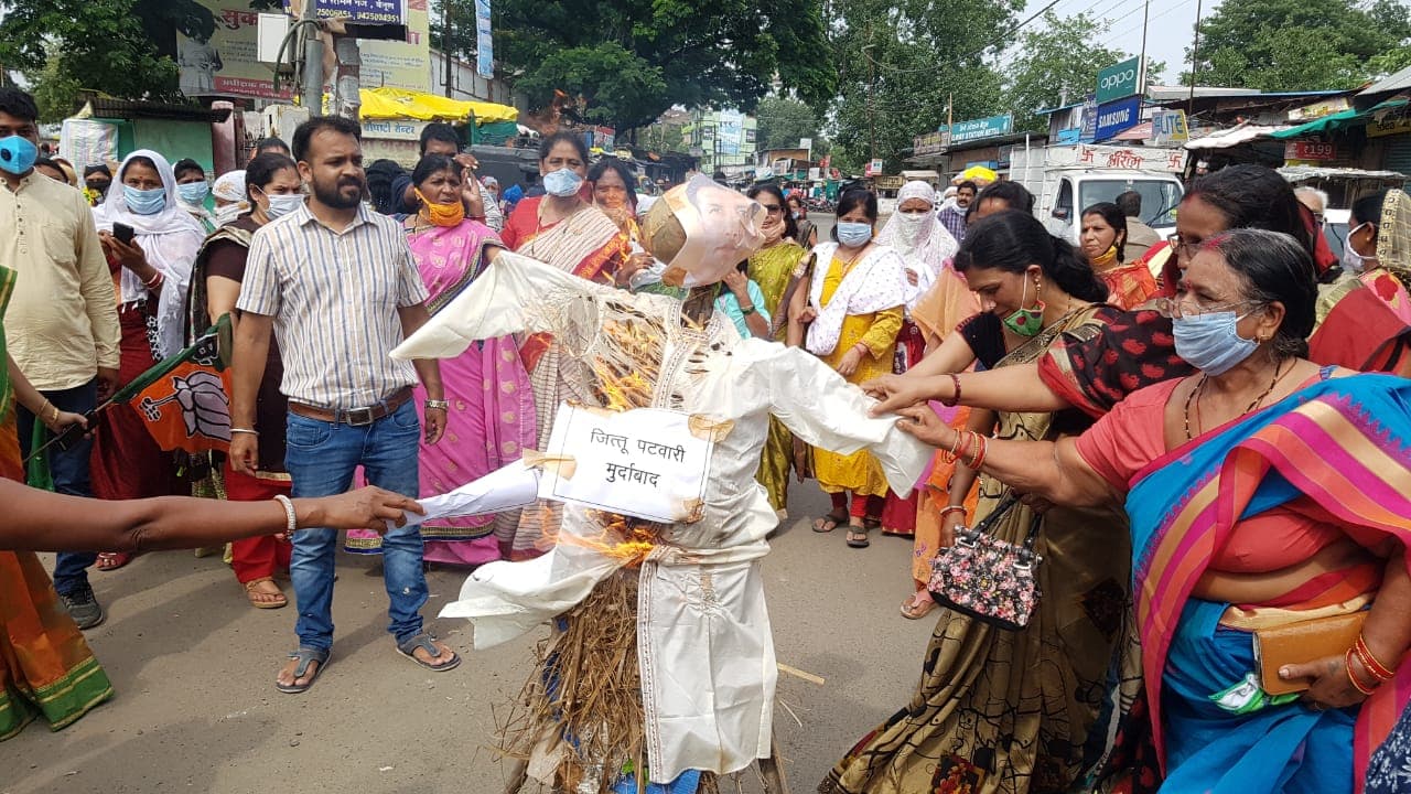 बीजेपी महिला मोर्चा ने जीतू पटवारी का पुतला जलाया,टिप्पणी के विरोध में नारेबाजी