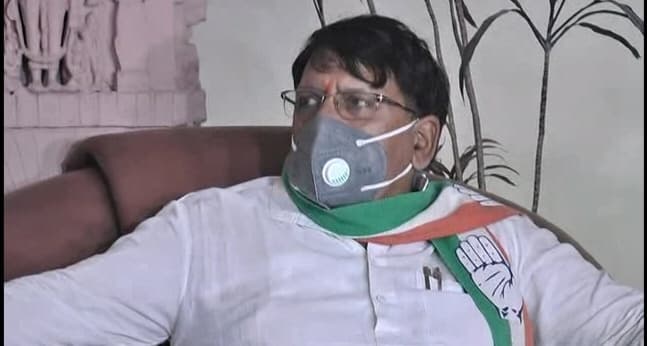 पूर्व मंत्री का तंज- “सरकार चल कहाँ रही है, सरकार तो अस्पताल में है”