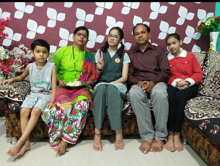 शिक्षक माता-पिता की बेटी ने किया नाम रोशन,मेरिट लिस्ट में चौथा स्थान पाया