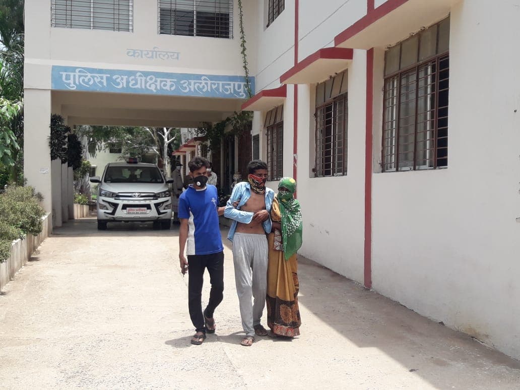 पुलिसकर्मी ने युवक को बेरहमी से पीटा,वीडियो वायरल,आरोपी पुलिसकर्मी निलंबित