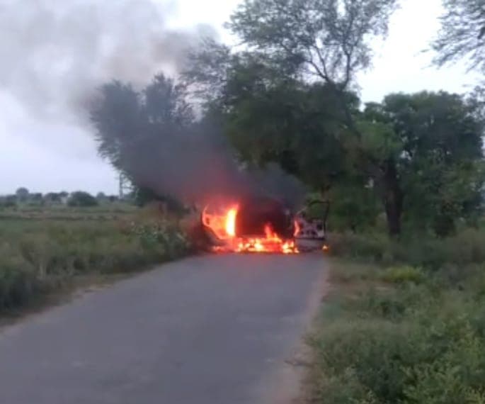 डायल 100 एफआरवी में अचानक लगी आग,पायलेट और पुलिसकर्मी बाल-बाल बचे