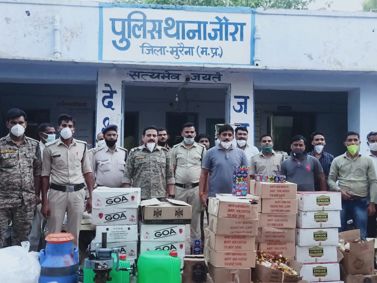 अवैध शराब और शराब बनाने की सामग्री सहित 4 लाख का माल जब्त