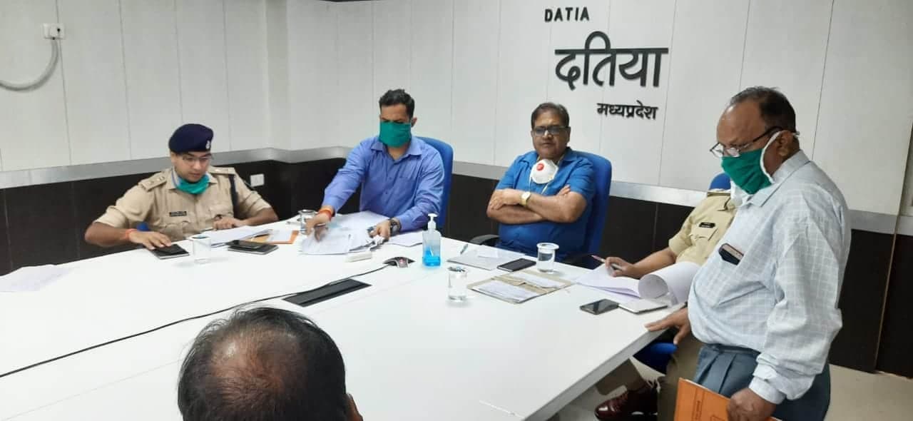 संभागायुक्त ने ली बैठक, कोरोना नियंत्रण हेतु अधिकारियों को दिए निर्देश