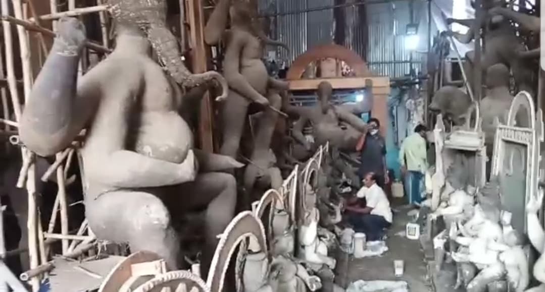 कोरोना ने मूर्तिकारों को आर्थिक संकट में डाला,गणेश पांडाल पर प्रतिबंध के बाद बढ़ी मुश्किलें