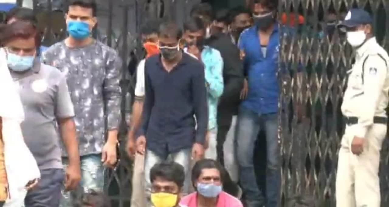 पुलिस ने मजदूरों का वेष धरकर धावा बोला, गिरफ्त में आए 40 से ज्यादा जुआरी