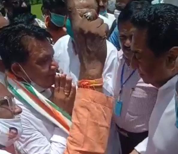 अशोकनगर में BJP को बड़ा झटका, एससी मोर्चा के जिलाध्यक्ष कांग्रेस में शामिल