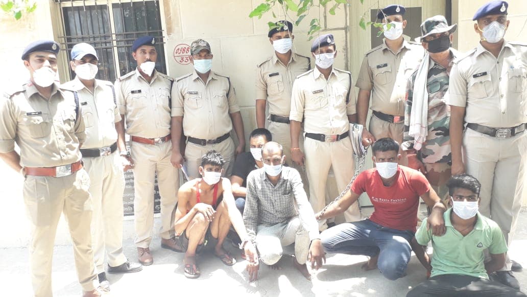 पुलिस की दबिश, चोरी के सोने चांदी के आभूषण और नगदी सहित 12 लाख का माल बरामद