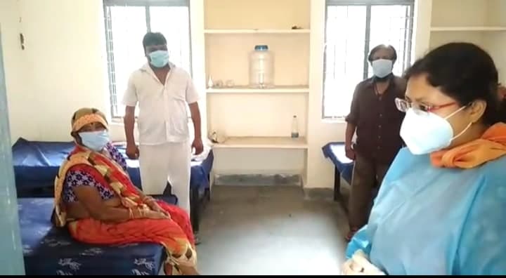 मुरैना में कलेक्टर ने की कोरोना मरीजों से मुलाकात,स्थिति का जायज़ा लिया