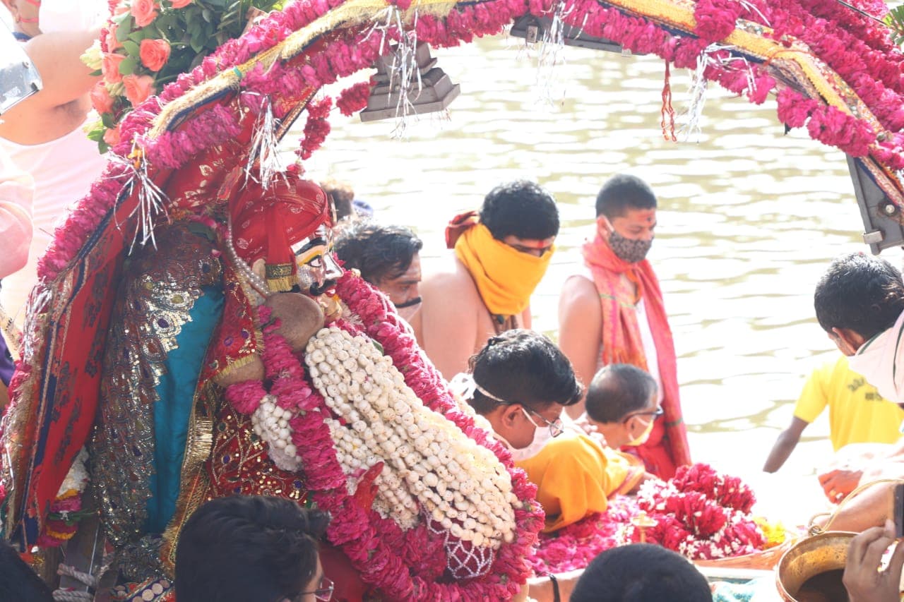 श्रावण सोमवार पर भगवान मनमहेश पालकी में एवं चंद्रमौलेश्वर हाथी पर सवार होकर निकले,भक्‍तों के साथ किया भ्रमण