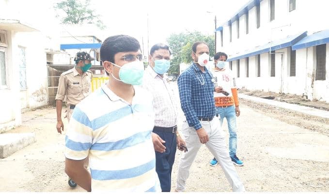 दमोह: हेल्थ सचिव का जिला अस्पताल में निरीक्षण, स्वास्थ्य सुविधाएं उपलब्ध कराने के निर्देश