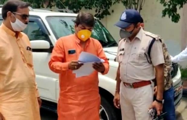इंदौर एयरपोर्ट पर घुसने से पहले ही नामित सदस्यों को पुलिस ने रोका
