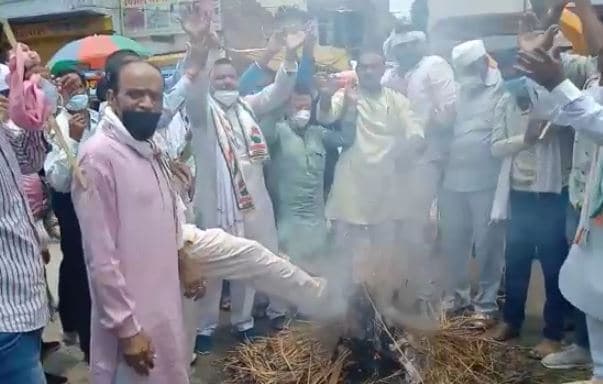 गुना घटना का डबरा में भी विरोध, कांग्रेसियों ने फूँका मुख्यमंत्री का पुतला