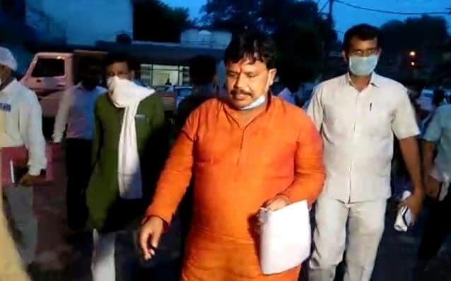 समर्थक मंत्री बोले-“महाराज ने सोने की चम्मच से दूध पिया, अपना अतीत झांकें कांग्रेस”