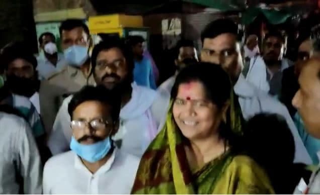 BJP नेताओं ने सिंधिया समर्थक मंत्री इमरती देवी का रास्ता रोककर किया घेराव