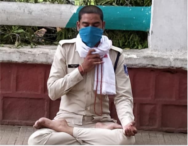 आरक्षक की गांधीगिरी, हाथ में माला लेकर अनशन पर बैठा, अधिकारियों में हड़कंप