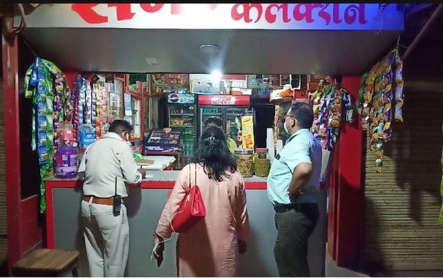 खाद्य विभाग की कार्रवाई से हड़कंप, प्रशासन के आदेश की अवहेलना पर काटे चालान
