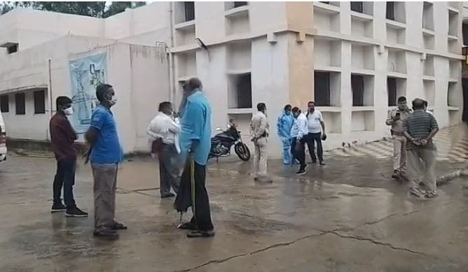 कोरोना पॉजिटिव मरीज ने कोविड सेंटर में फांसी लगाकर की आत्महत्या