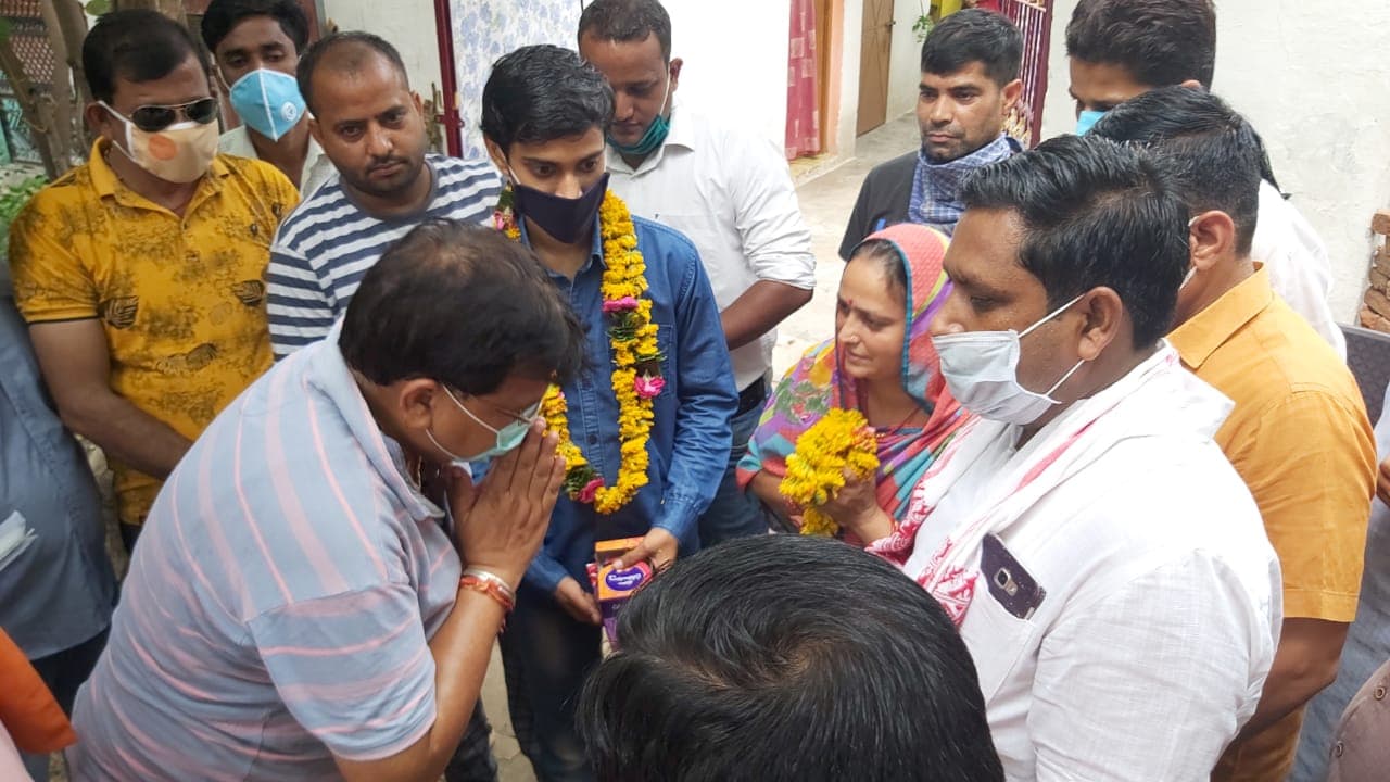 उर्जा मंत्री प्रद्युम्न सिंह तोमर ने किया ग्वालियर के इस टॉपर का पुष्पमाला पहनाकर सम्मान