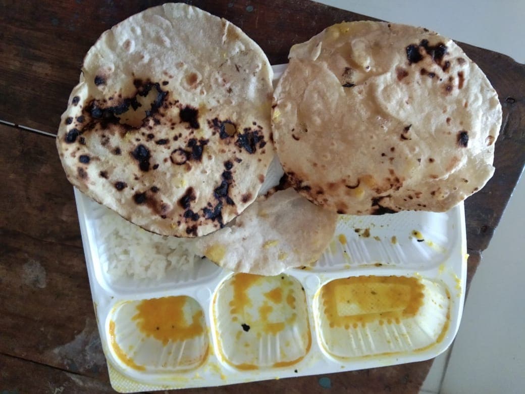 कोविड केयर सेंटर के हाल बेहाल, मरीजों को मिल रहा कच्चा भोजन, सफाई व्यवस्था चरमराई