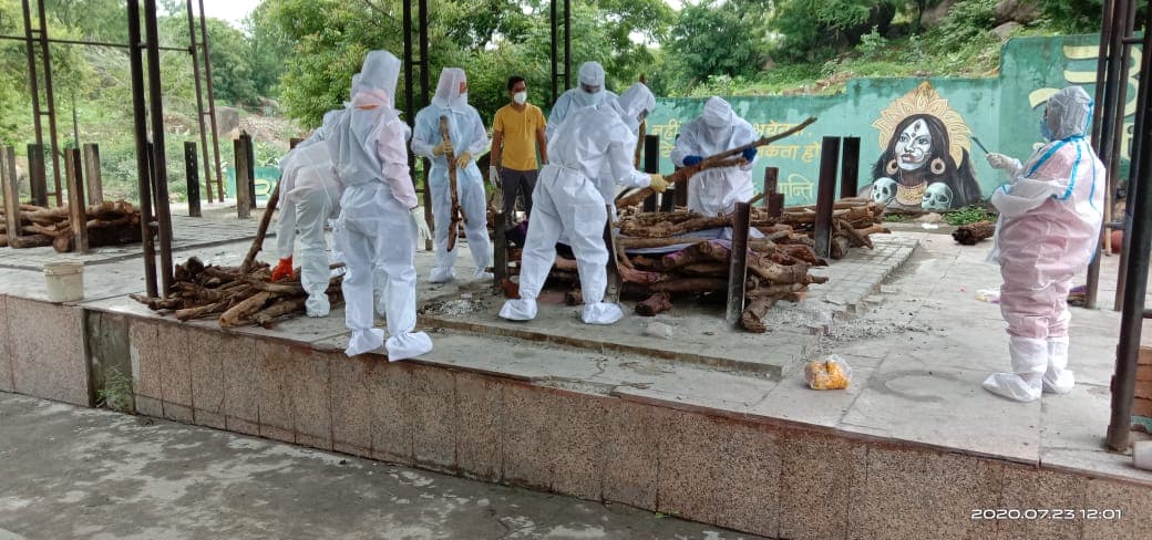 कोरोना से जंग हारे पति को संक्रमित पत्नी ने दी मुखाग्नि