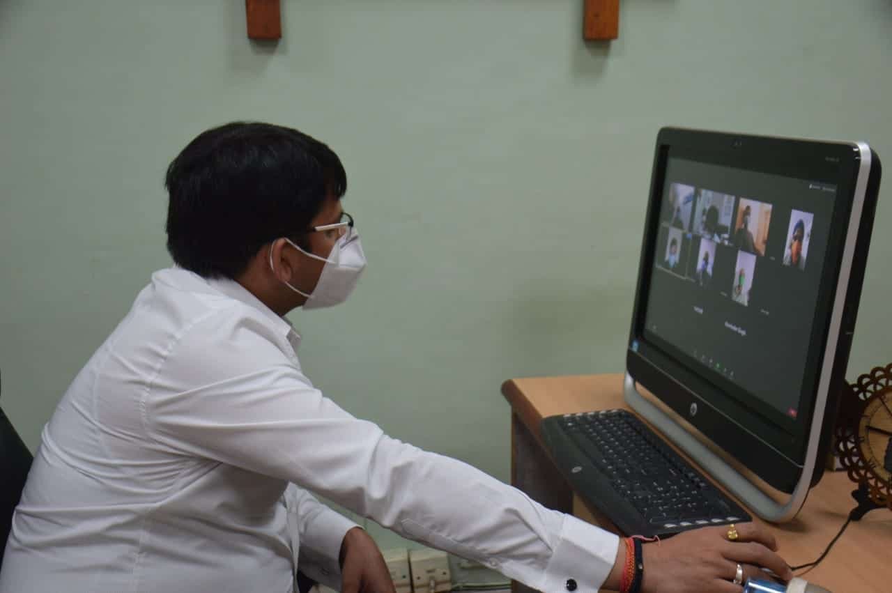 कलेक्टर ने वीडियो कॉलिंग से की कोरोना मरीजों से बात,हर संभव मदद का दिया आश्वासन
