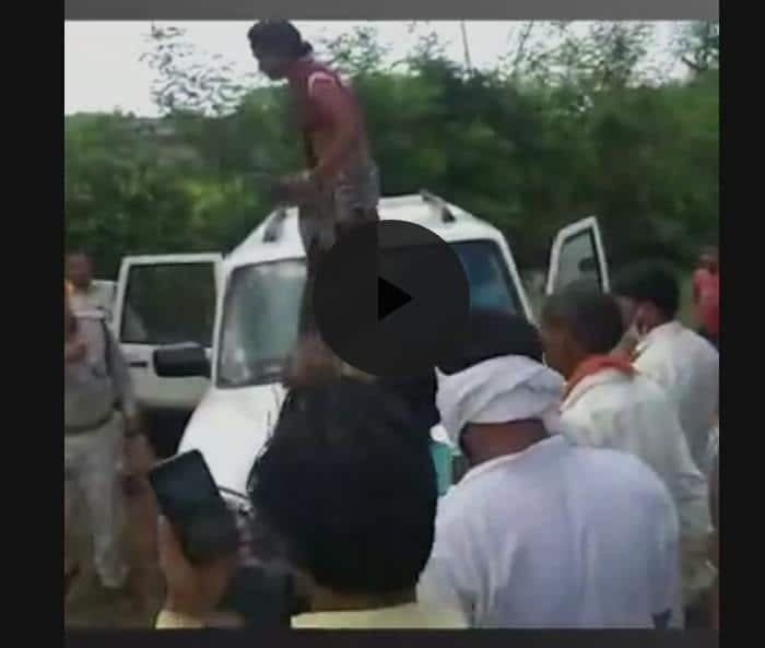पुलिस की जीप पर चढ़ी महिला, जमकर किया हंगामा, वीडियो हुआ वायरल