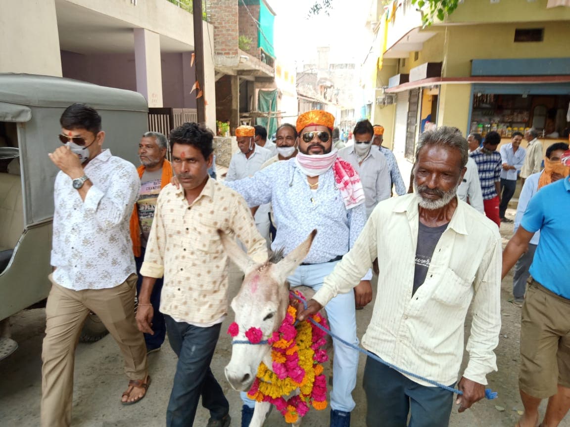 क्यों निकाली गई नगर पंचायत अध्यक्ष को गधे पर बिठाकर बारात? जानिए
