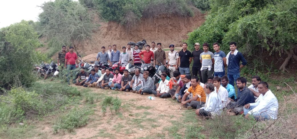 लोगों ने सोशल मीडिया पर दिया चेलेंज, तो पुलिस ने उसी गांव में दबिश देकर पकड़ा लाखों का जुआ