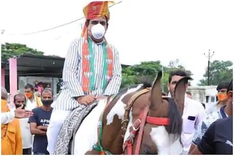 MP By-election: अनोखे तरीके से जनता के बीच पहुंचे BJP नेता, Congress ने कसा तंज