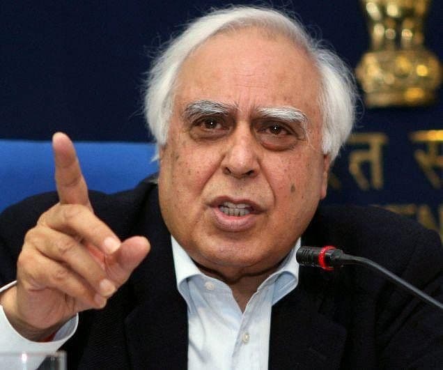 पार्टी के बागी नेताओं पर कपिल सिब्बल का ट्वीट, कहा- केंद्र में फ़ैल गया है वायरस, Vaccine की जरूरत