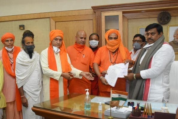 कात्यानी मंदिर जीर्णोद्धार के लिए प्रोटेम स्पीकर से विधानसभा मिलने पहुँचा संत समाज