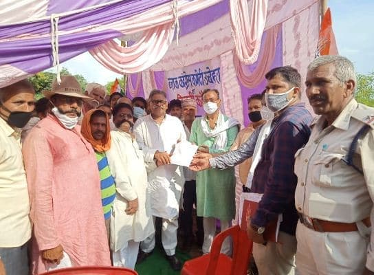 बिजली विभाग की मनमानी के खिलाफ पूर्व विधायक ने खोला मोर्चा, किसानों के साथ किया प्रदर्शन