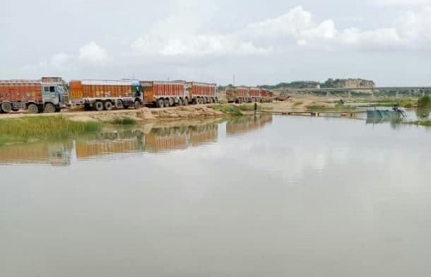 रमेश दुबे का खुलासा, रोक के बावजूद पावर मेक कंपनी के लोग पनडुब्बी से निकाल रहे रेत
