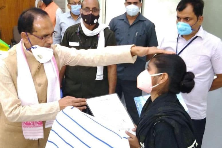 कोरोना योद्धा की बेटी को CM ने सौंपा 50लाख का चैक, सिर पर रखा हाथ, कहा नौकरी भी मिलेगी