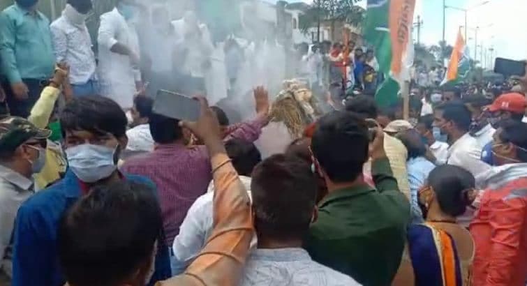 बिना अनुमति कांग्रेस का हल्ला बोल प्रदर्शन, पूर्व मंत्री समेत 200 से अधिक कांग्रेसियों पर केस दर्ज