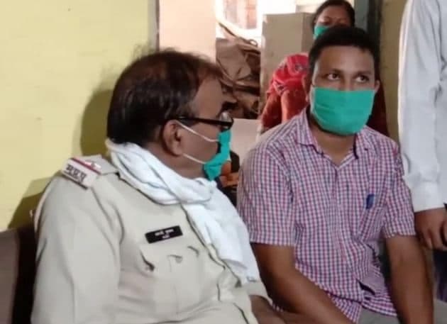 थाने में रिश्वत लेते ASI और सिपाही गिरफ्तार, कोर्ट में चालान पेश करने मांगी रिश्वत