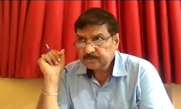 शिकायत पर अधिकारी का जवाब, ‘उसकी छाती पर हैंडपंप गाड़ दो’, सस्पेंड