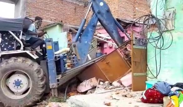 अपराधी अनीश बुटलर के अवैध कब्जे को प्रशासन ने गिराया, पिता हुआ बेहोश