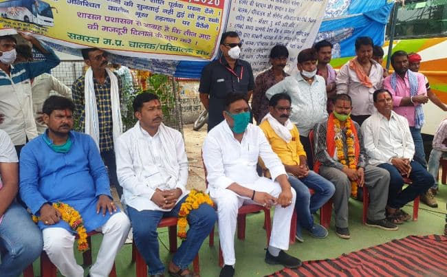 बसों के चालक परिचालक का समर्थन करने पहुंचे विधायक राहुल