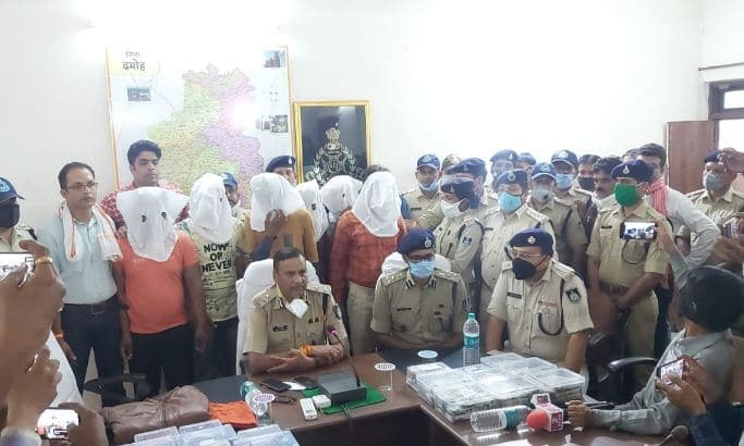 एटीएम ब्लास्ट कर लाखों की लूट का खुलासा, चोरी के लाखों रुपए और नकली नोट भी बरामद