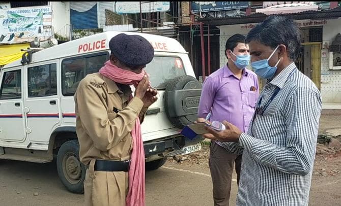 नियमों का पालन कराने सड़क पर उतरे एसडीएम, मास्क ना पहनने वालों का काटा चालान