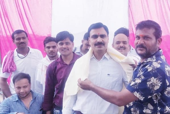 दतिया के ग्राम सिजोरा मे डॉ विवेक मिश्रा का ग्राम वासियों ने शाल श्रीफल से किया सम्मान
