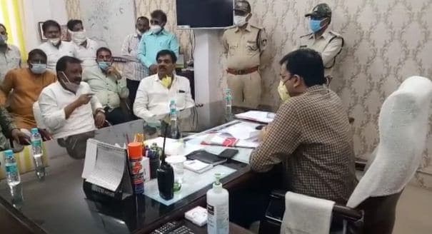 एफआईआर रद्द कराने एसपी से मिलने पहुंचे पूर्व मंत्री लखन घनघोरिया