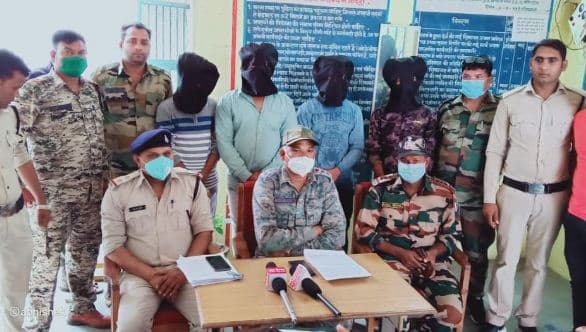 आंखो में मिर्ची झोंककर लूट करने वाले इनामी बदमाश गिरफ्तार