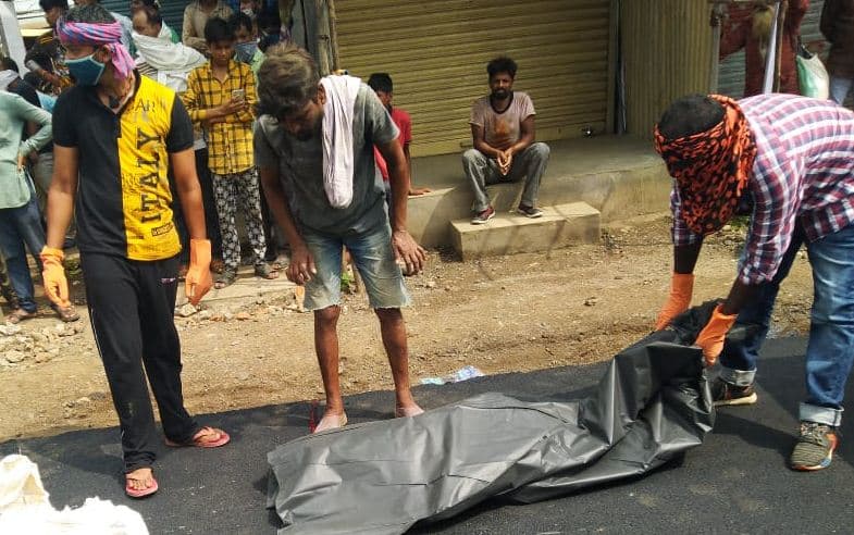 रक्तरंजित शव मिलने से इलाके में फैली सनसनी, पुलिस हत्या की जांच में जुटी